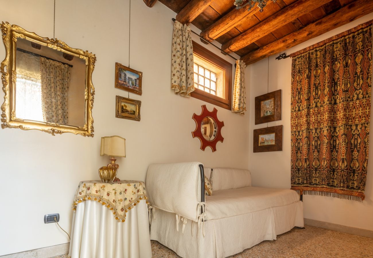 Appartamento a Venezia -   Independent Mansion Overlooking the Canal R&R