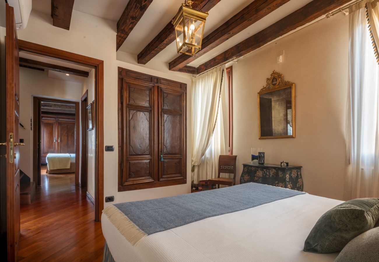 Appartamento a Venezia -   Independent Mansion Overlooking the Canal R&R