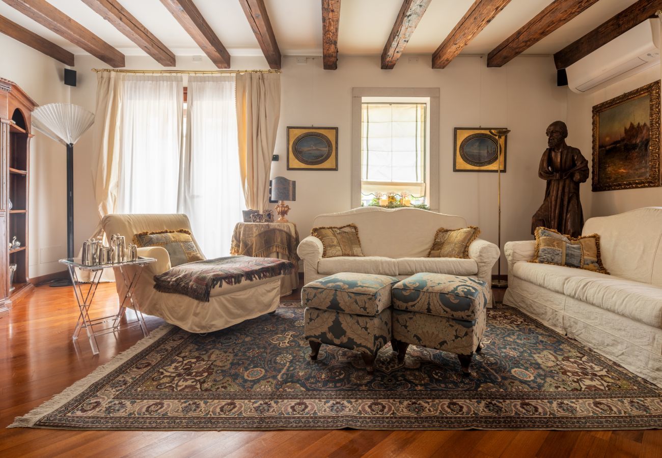 Appartamento a Venezia -   Independent Mansion Overlooking the Canal R&R