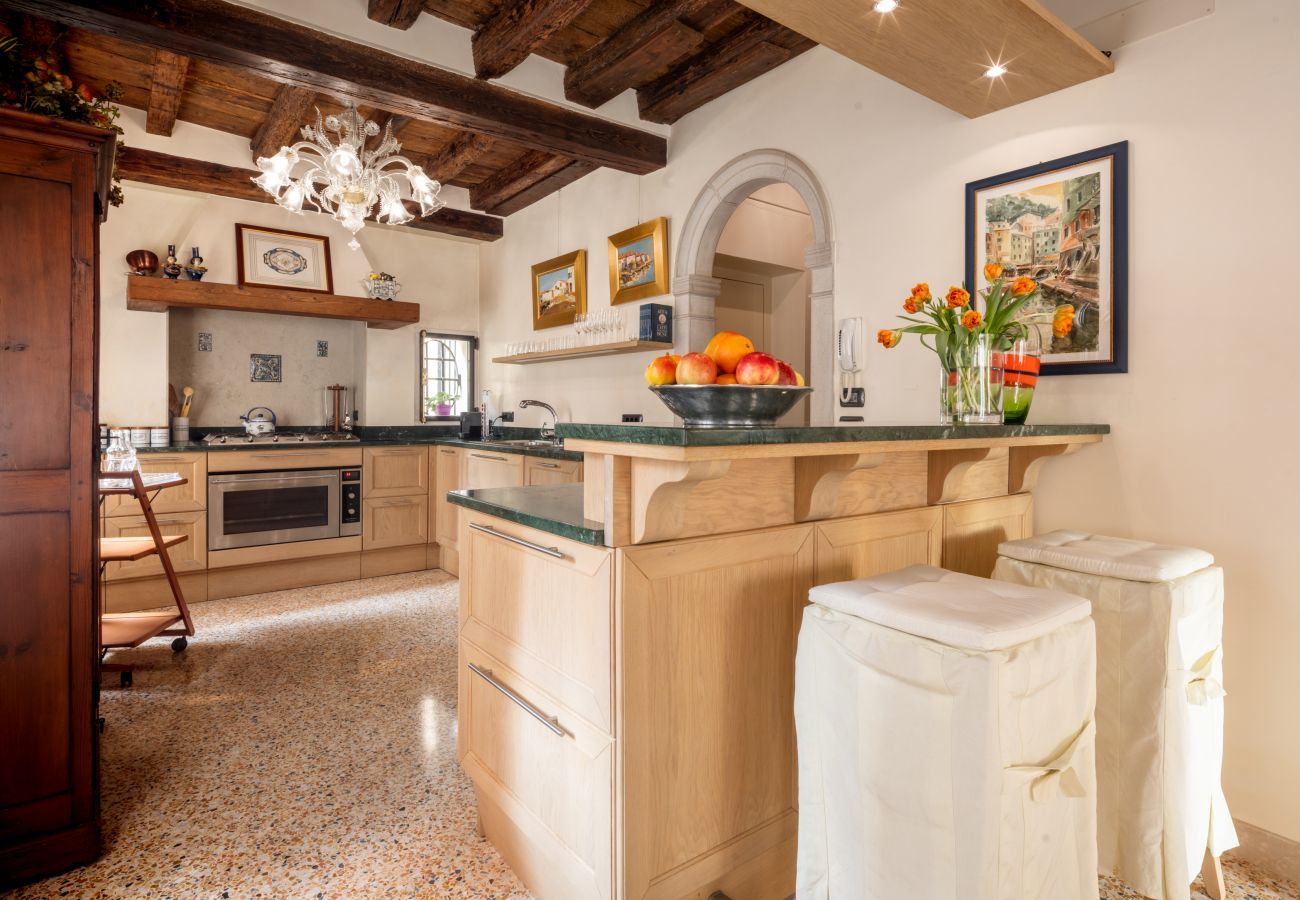 Appartamento a Venezia -   Independent Mansion Overlooking the Canal R&R