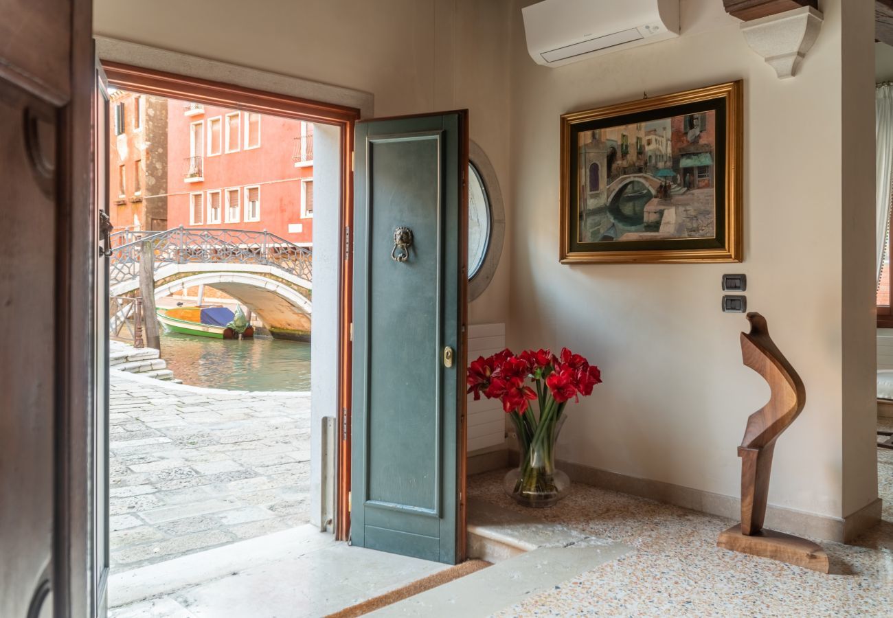 Appartamento a Venezia -   Independent Mansion Overlooking the Canal R&R