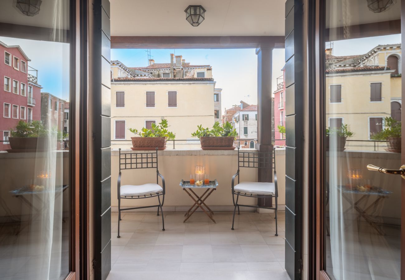 Appartamento a Venezia -   Independent Mansion Overlooking the Canal R&R