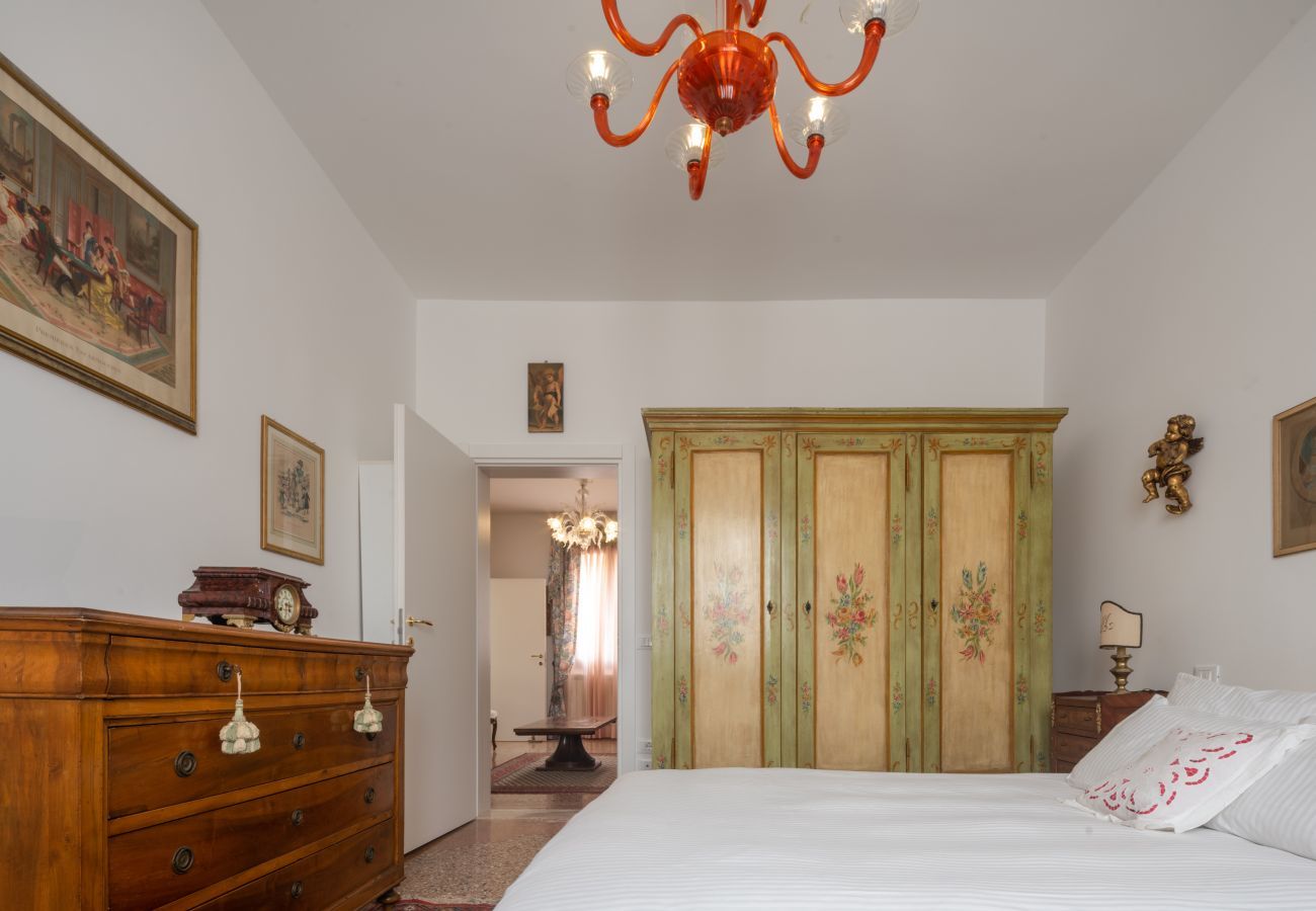 Appartamento a Venezia - Tiepolo Apartment in the Biennale District R&R