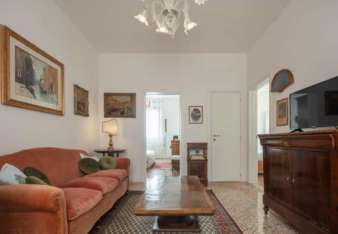 Appartamento a Venezia - Tiepolo Apartment in the Biennale District R&R