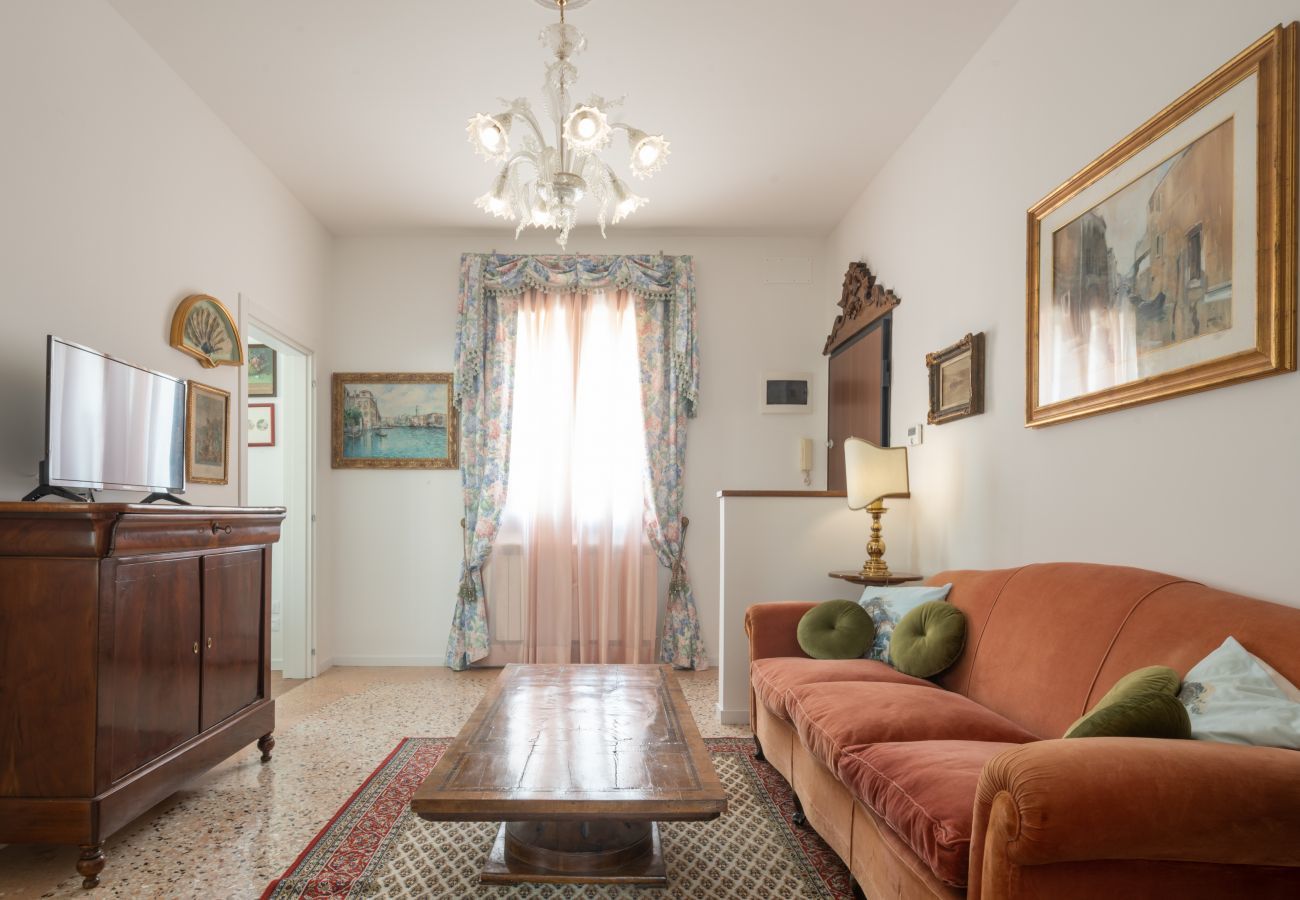 Appartamento a Venezia - Tiepolo Apartment in the Biennale District R&R