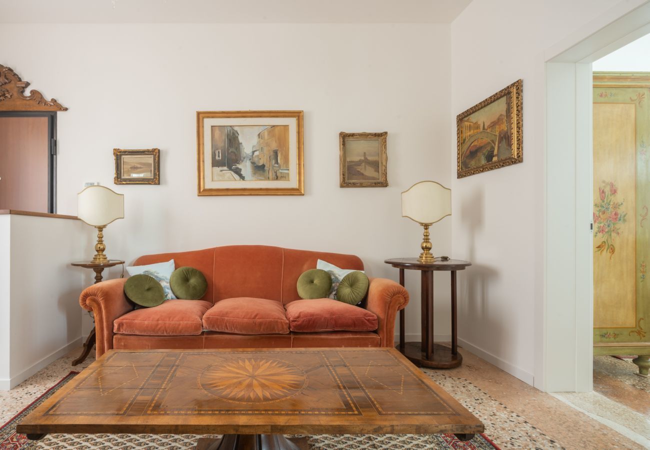 Appartamento a Venezia - Tiepolo Apartment in the Biennale District R&R