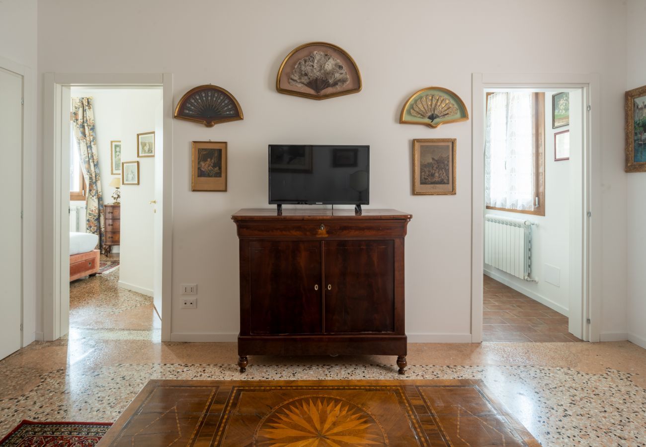 Appartamento a Venezia - Tiepolo Apartment in the Biennale District R&R