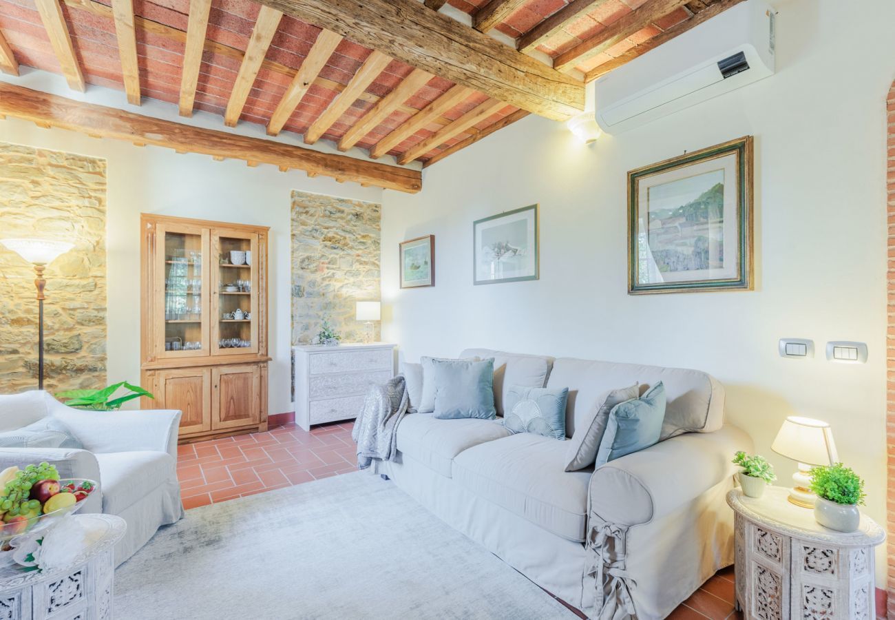 Villa a Lucca - Villa Dondolino, a Stylish Farmhouse with Private Pool close to Lucca and the Beach