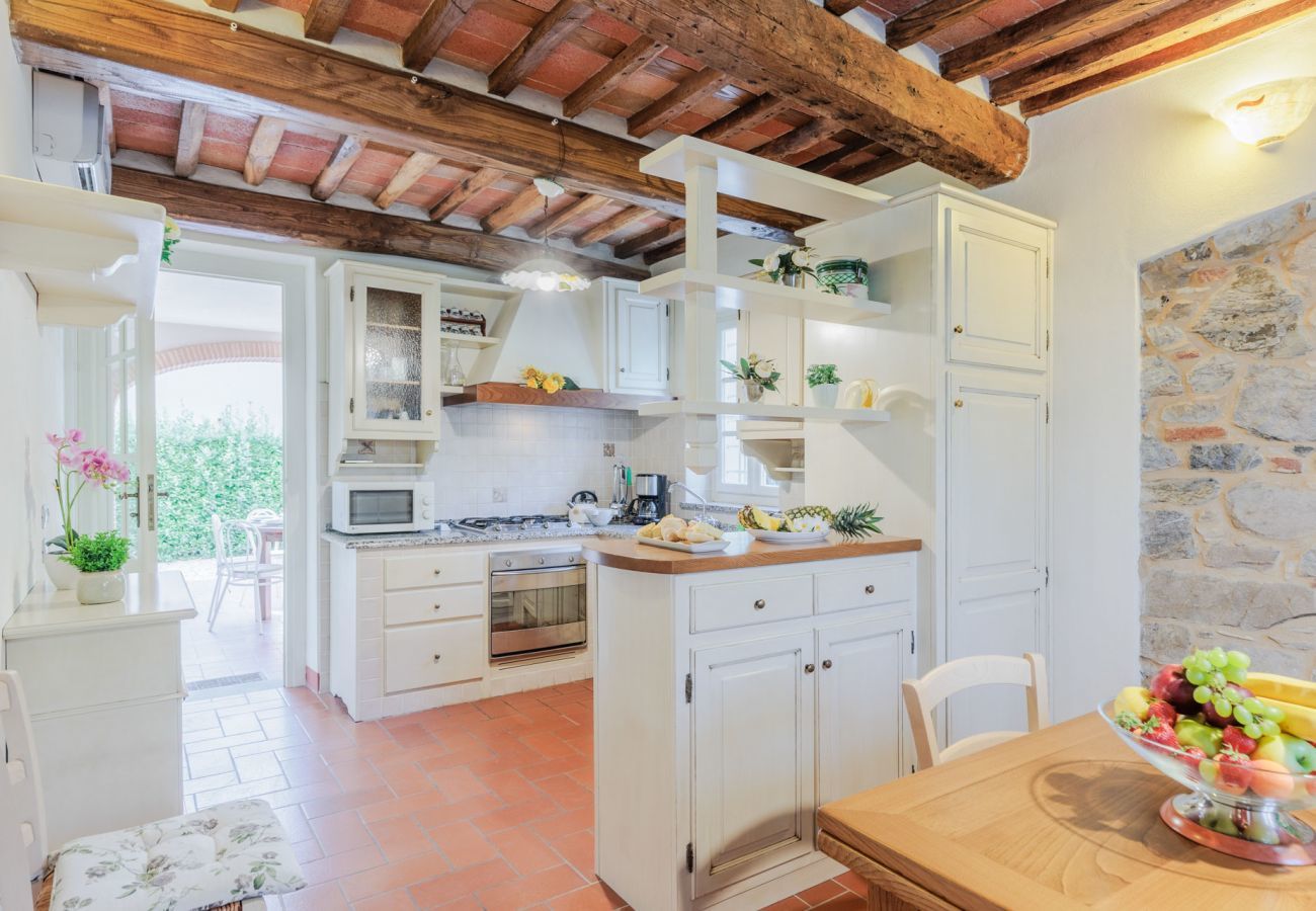 Villa a Lucca - Villa Dondolino, a Stylish Farmhouse with Private Pool close to Lucca and the Beach