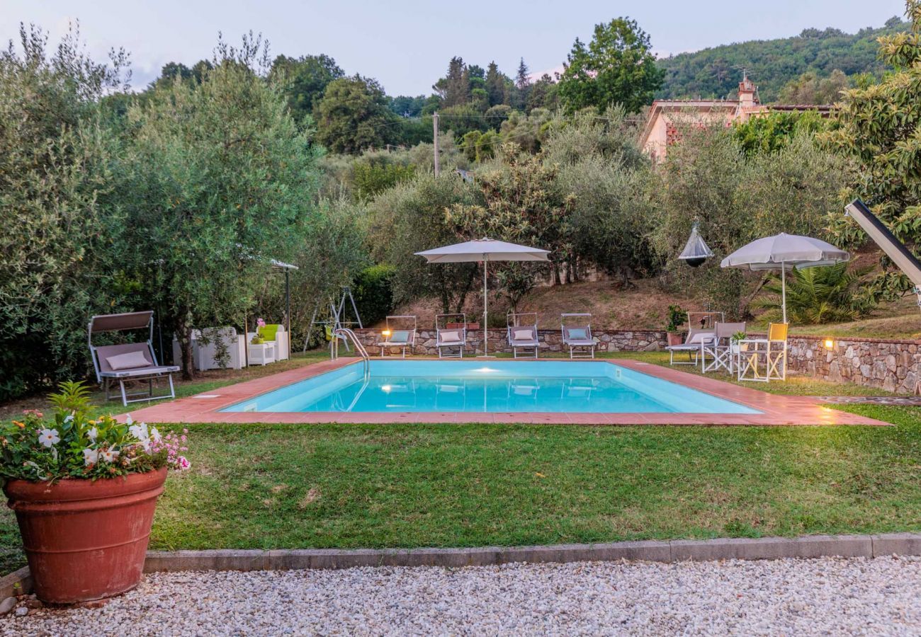 Villa a Lucca - Villa Dondolino, a Stylish Farmhouse with Private Pool close to Lucca and the Beach