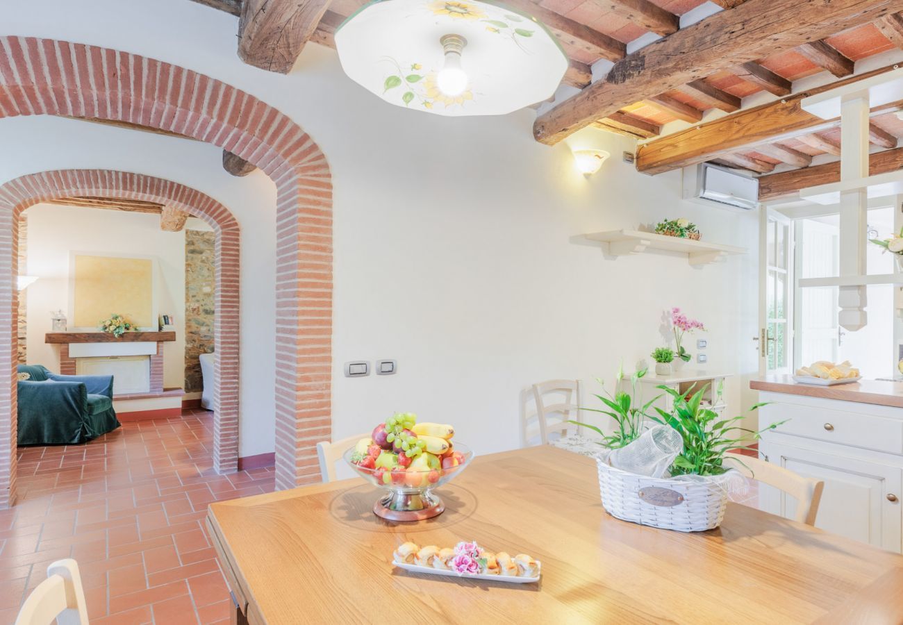 Villa a Lucca - Villa Dondolino, a Stylish Farmhouse with Private Pool close to Lucca and the Beach