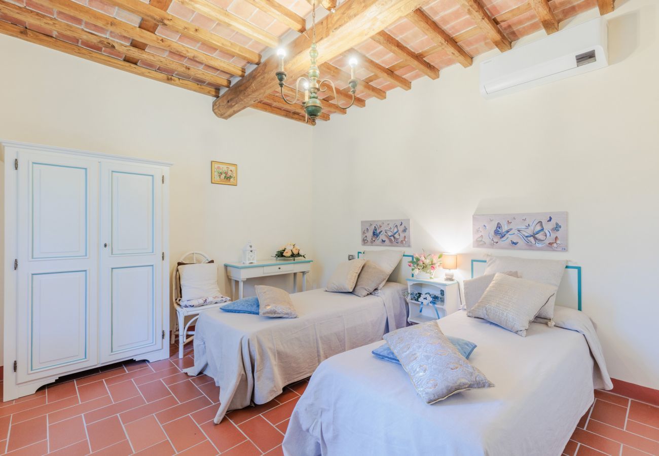 Villa a Lucca - Villa Dondolino, a Stylish Farmhouse with Private Pool close to Lucca and the Beach