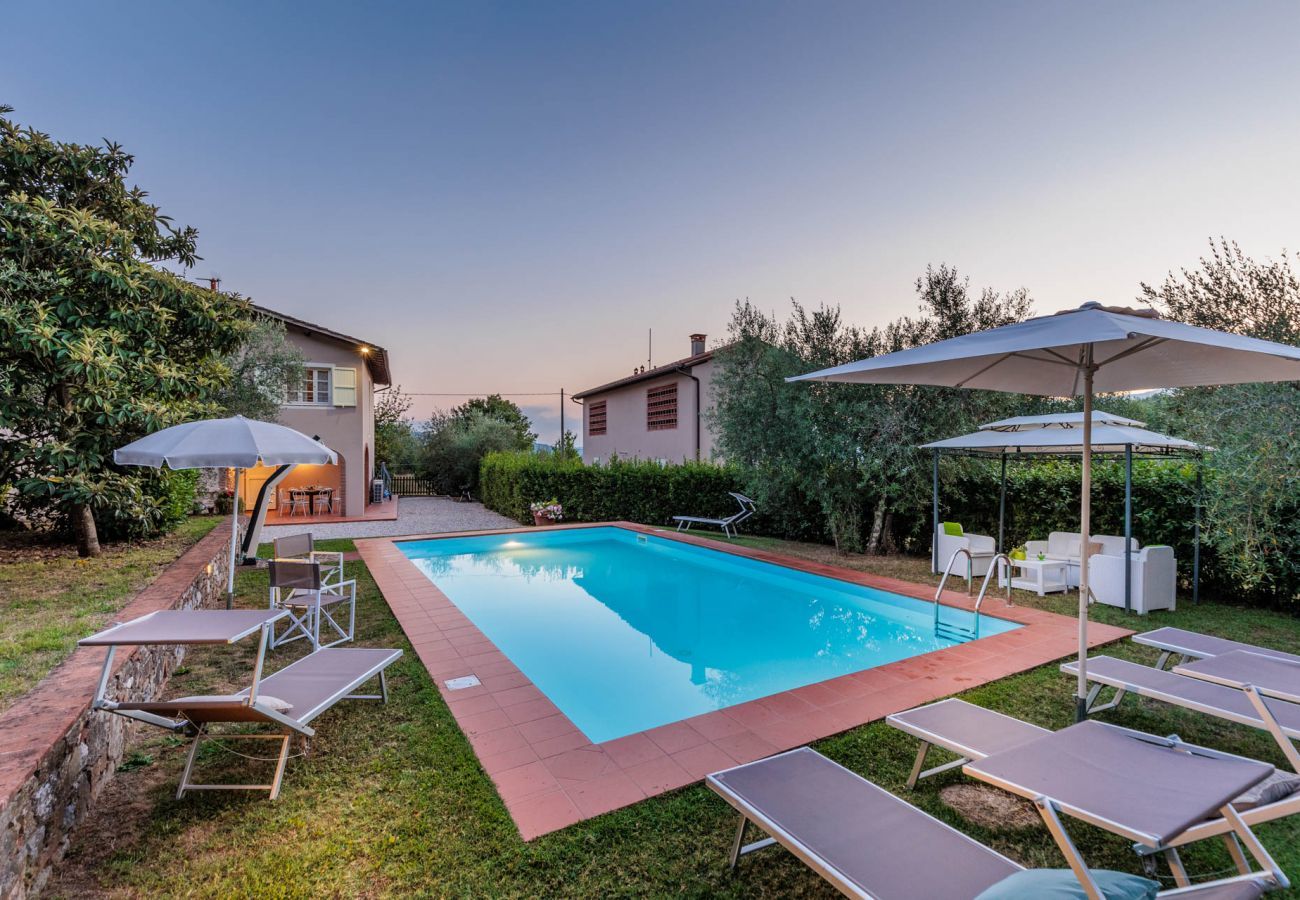 Villa a Lucca - Villa Dondolino, a Stylish Farmhouse with Private Pool close to Lucca and the Beach