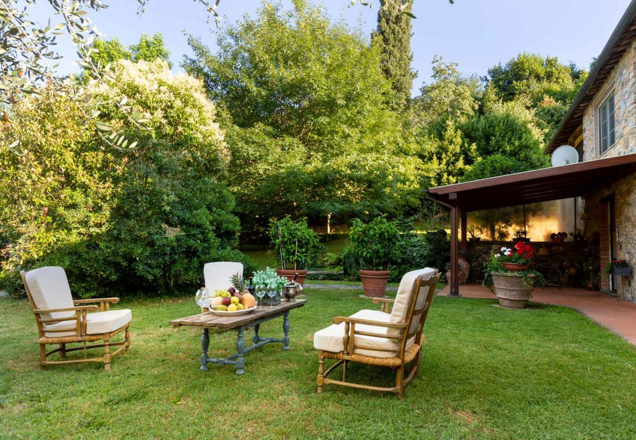 Villa a Capannori - Villa Ester, a Stylish Farmhouse on the Hills by Lucca