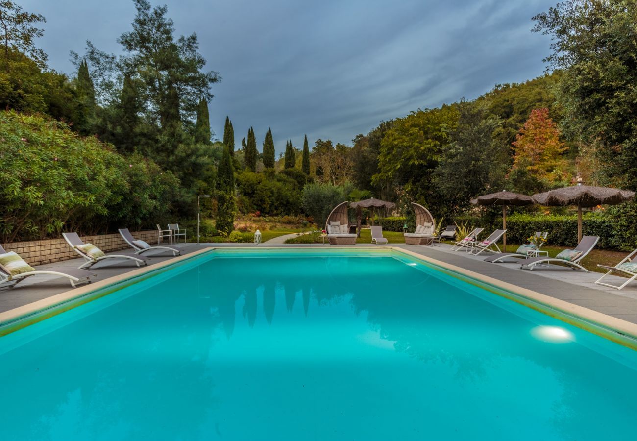 Villa a Lamporecchio - Villa Veranda with shared Pool in a Borgo