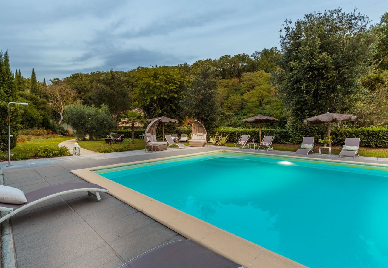 Villa a Lamporecchio - Villa Veranda with shared Pool in a Borgo
