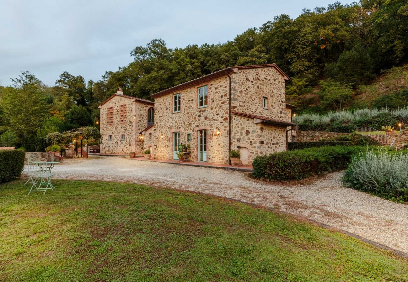 Villa a Lamporecchio - Villa Veranda with shared Pool in a Borgo