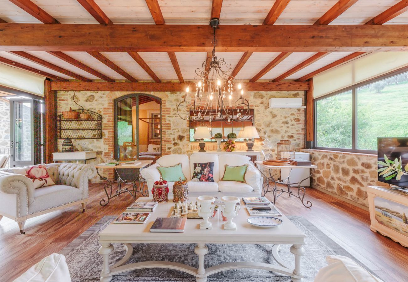 Villa a Lamporecchio - Villa Veranda with shared Pool in a Borgo