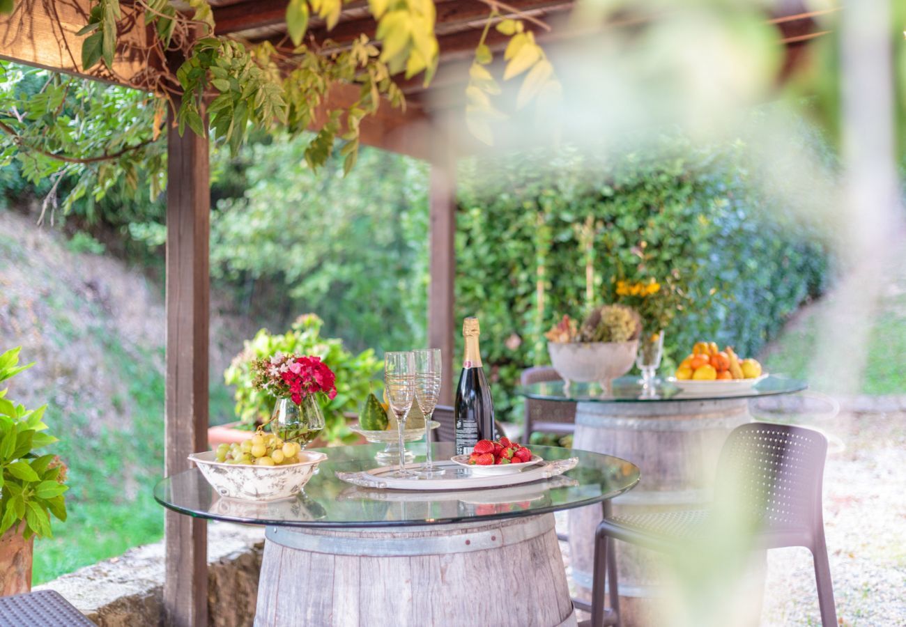 Villa a Lamporecchio - Villa Veranda with shared Pool in a Borgo