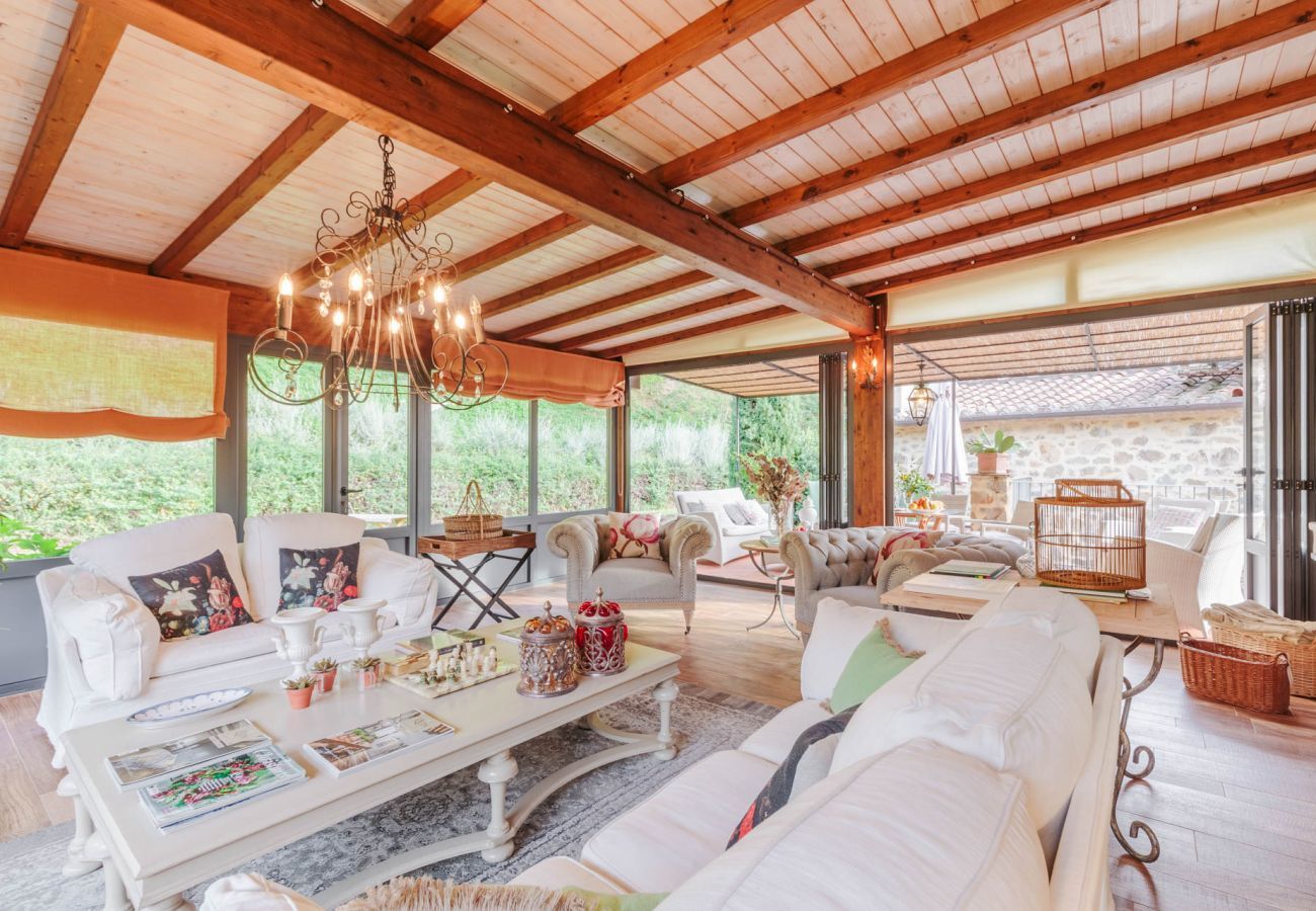 Villa a Lamporecchio - Villa Veranda with shared Pool in a Borgo