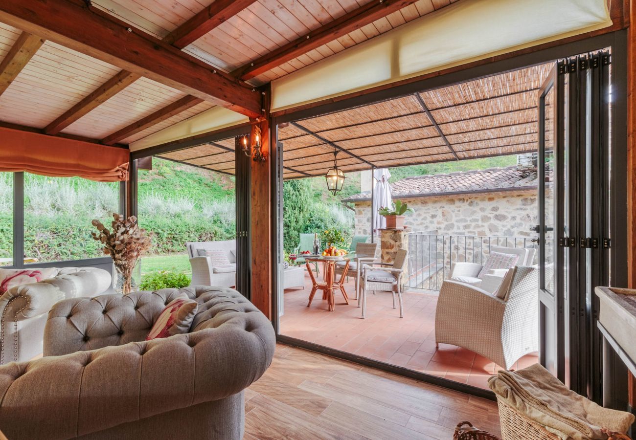 Villa a Lamporecchio - Villa Veranda with shared Pool in a Borgo