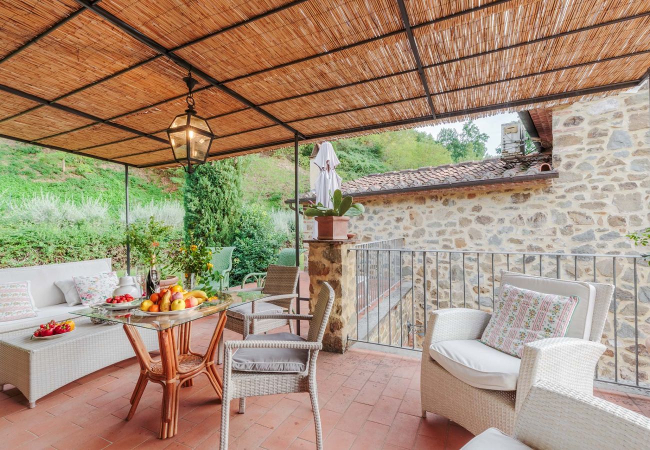 Villa a Lamporecchio - Villa Veranda with shared Pool in a Borgo