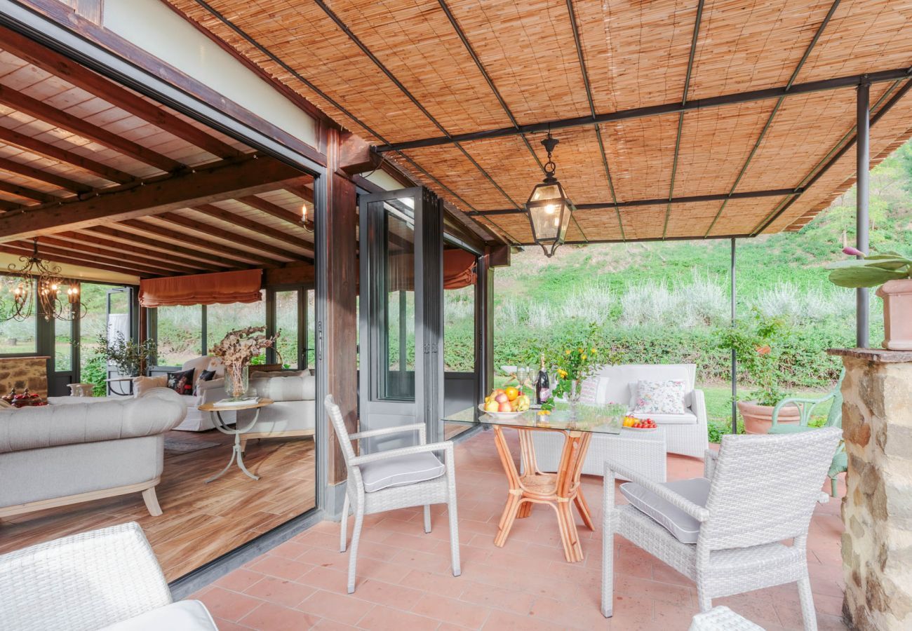 Villa a Lamporecchio - Villa Veranda with shared Pool in a Borgo