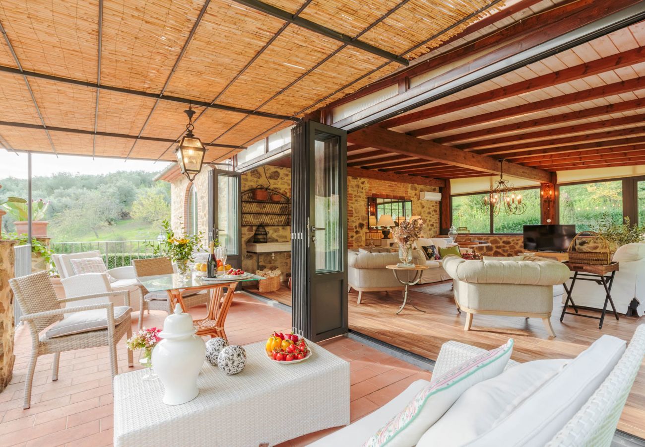 Villa a Lamporecchio - Villa Veranda with shared Pool in a Borgo