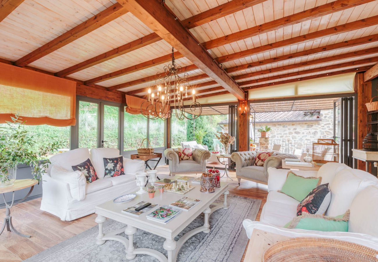 Villa a Lamporecchio - Villa Veranda with shared Pool in a Borgo