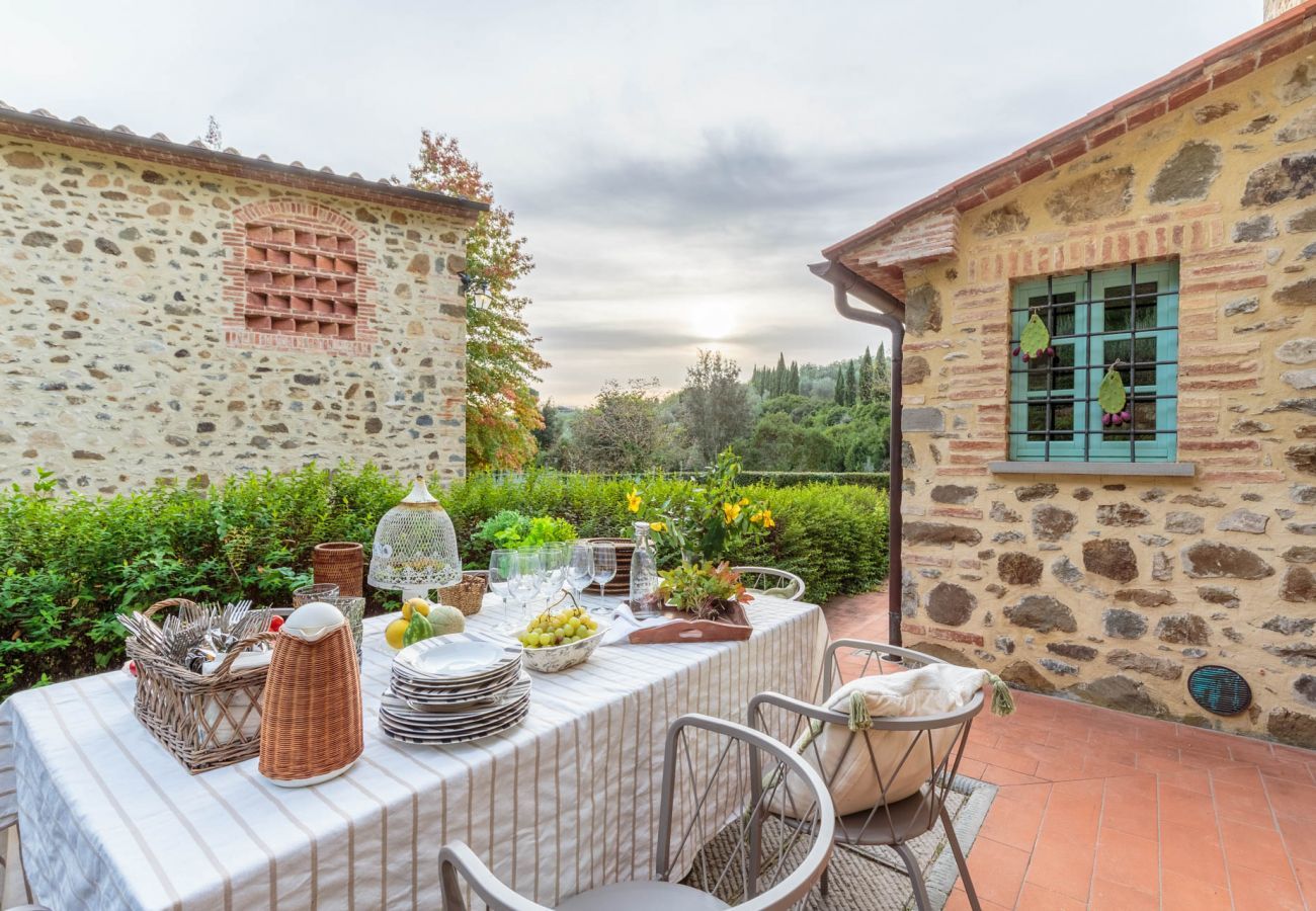 Villa a Lamporecchio - Villa Veranda with shared Pool in a Borgo