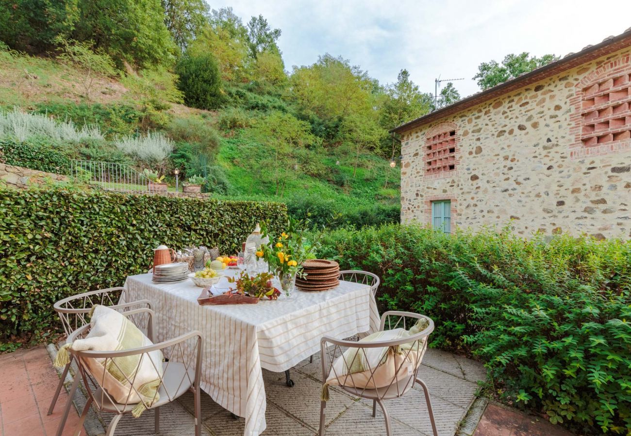 Villa a Lamporecchio - Villa Veranda with shared Pool in a Borgo