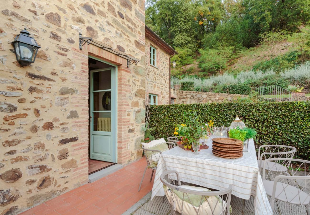 Villa a Lamporecchio - Villa Veranda with shared Pool in a Borgo