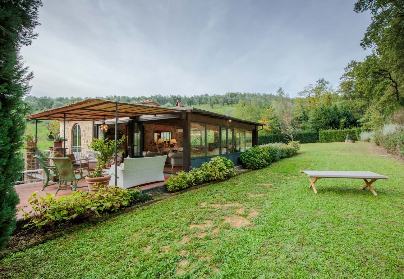 Villa a Lamporecchio - Villa Veranda with shared Pool in a Borgo