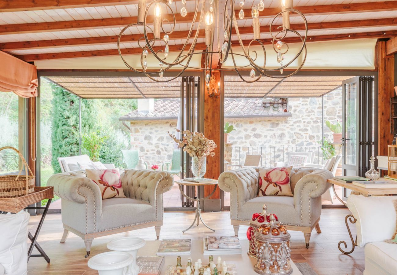 Villa a Lamporecchio - Villa Veranda with shared Pool in a Borgo