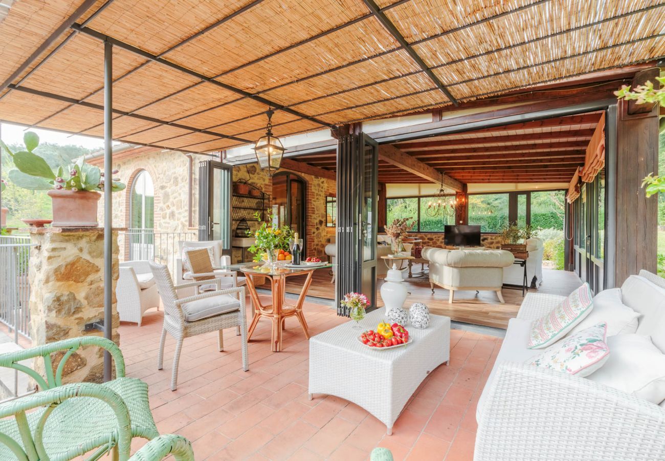 Villa a Lamporecchio - Villa Veranda with shared Pool in a Borgo