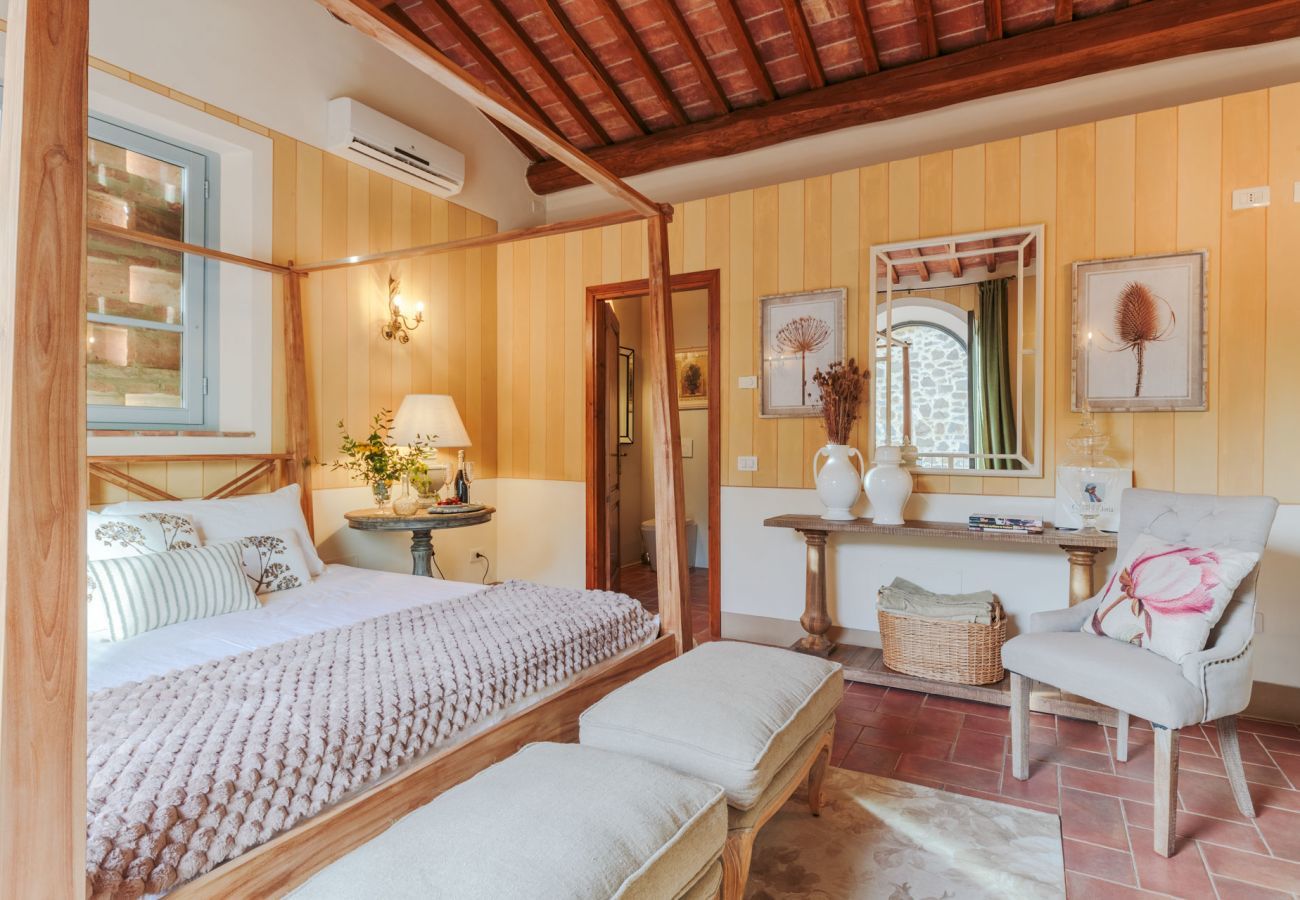 Villa a Lamporecchio - Villa Veranda with shared Pool in a Borgo