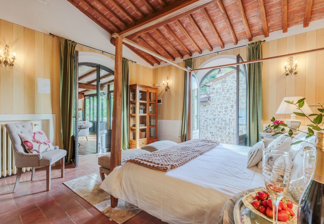 Villa a Lamporecchio - Villa Veranda with shared Pool in a Borgo