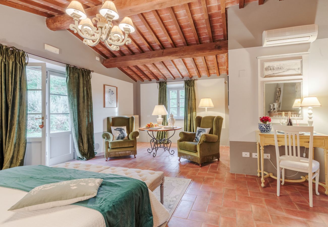 Villa a Lamporecchio - Villa Veranda with shared Pool in a Borgo