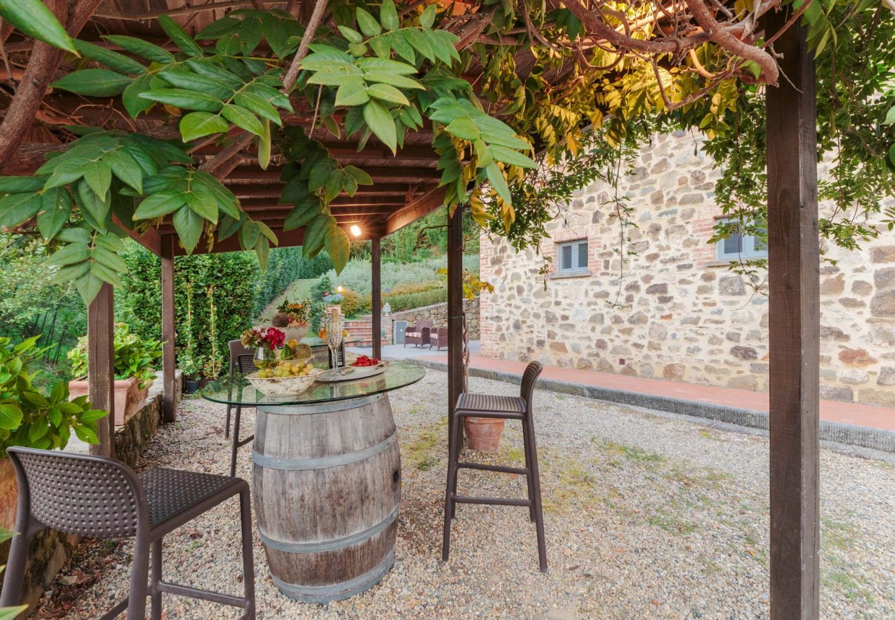 Villa a Lamporecchio - Villa Veranda with shared Pool in a Borgo