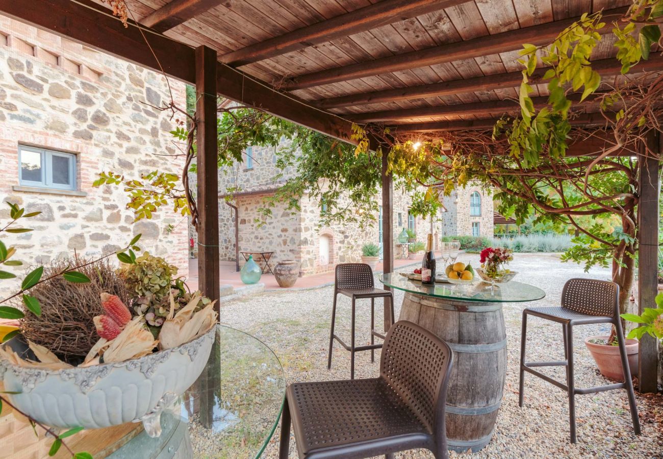 Villa a Lamporecchio - Villa Veranda with shared Pool in a Borgo