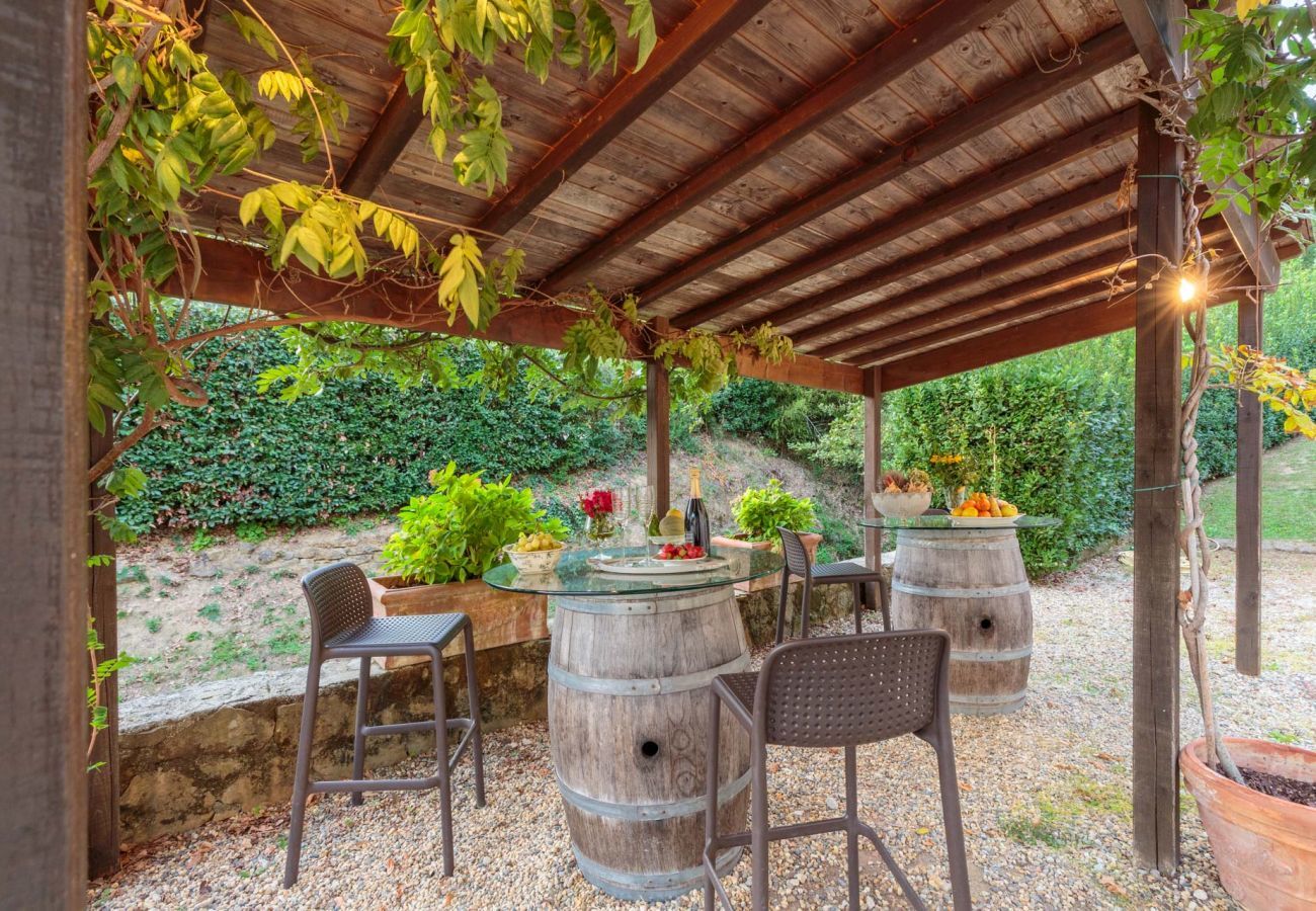 Villa a Lamporecchio - Villa Veranda with shared Pool in a Borgo