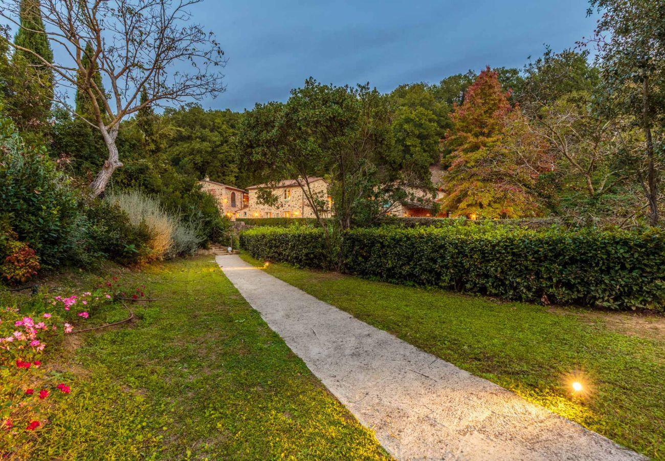 Villa a Lamporecchio - Villa Veranda with shared Pool in a Borgo