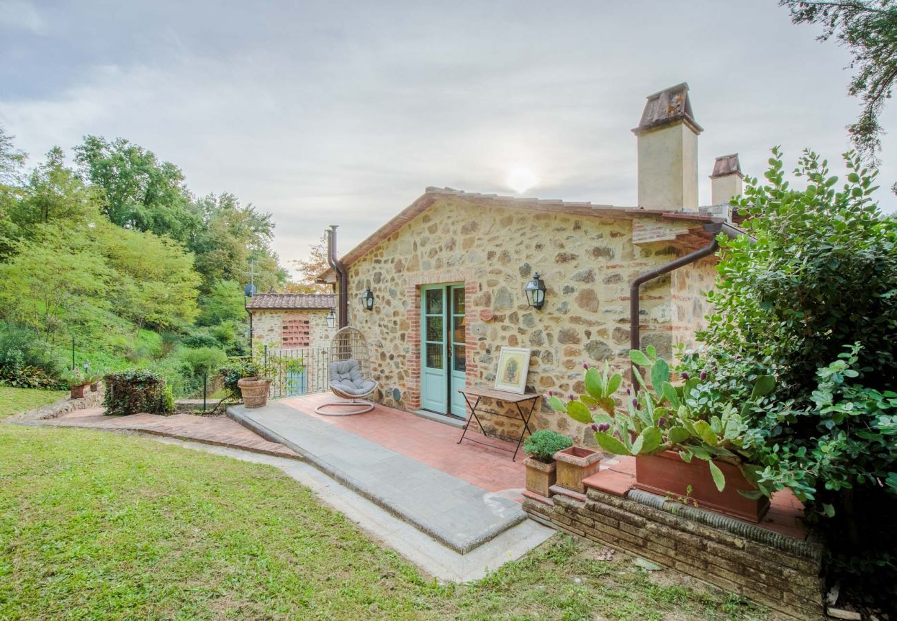 Villa a Lamporecchio - Villa Veranda with shared Pool in a Borgo