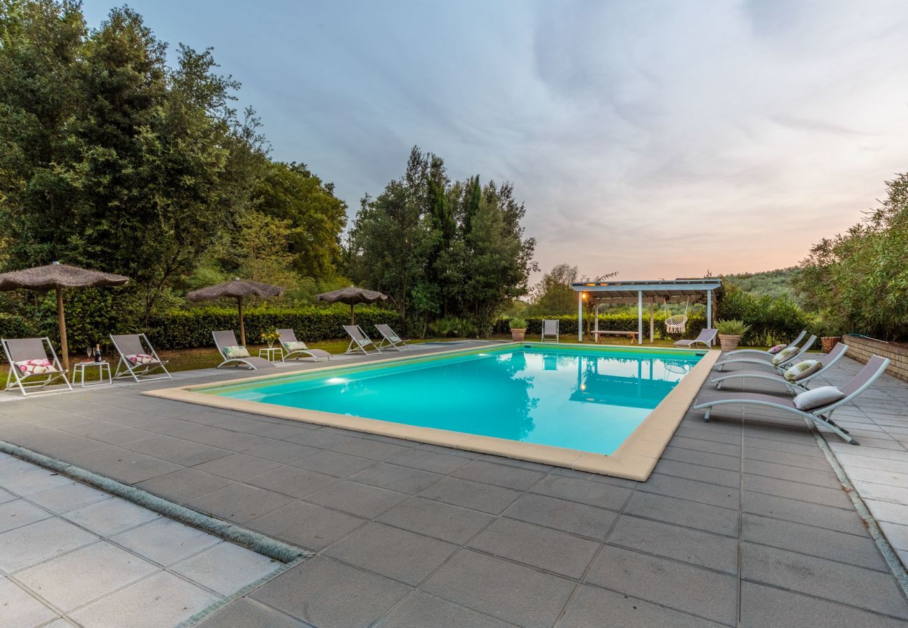 Villa a Lamporecchio - Villa Veranda with shared Pool in a Borgo