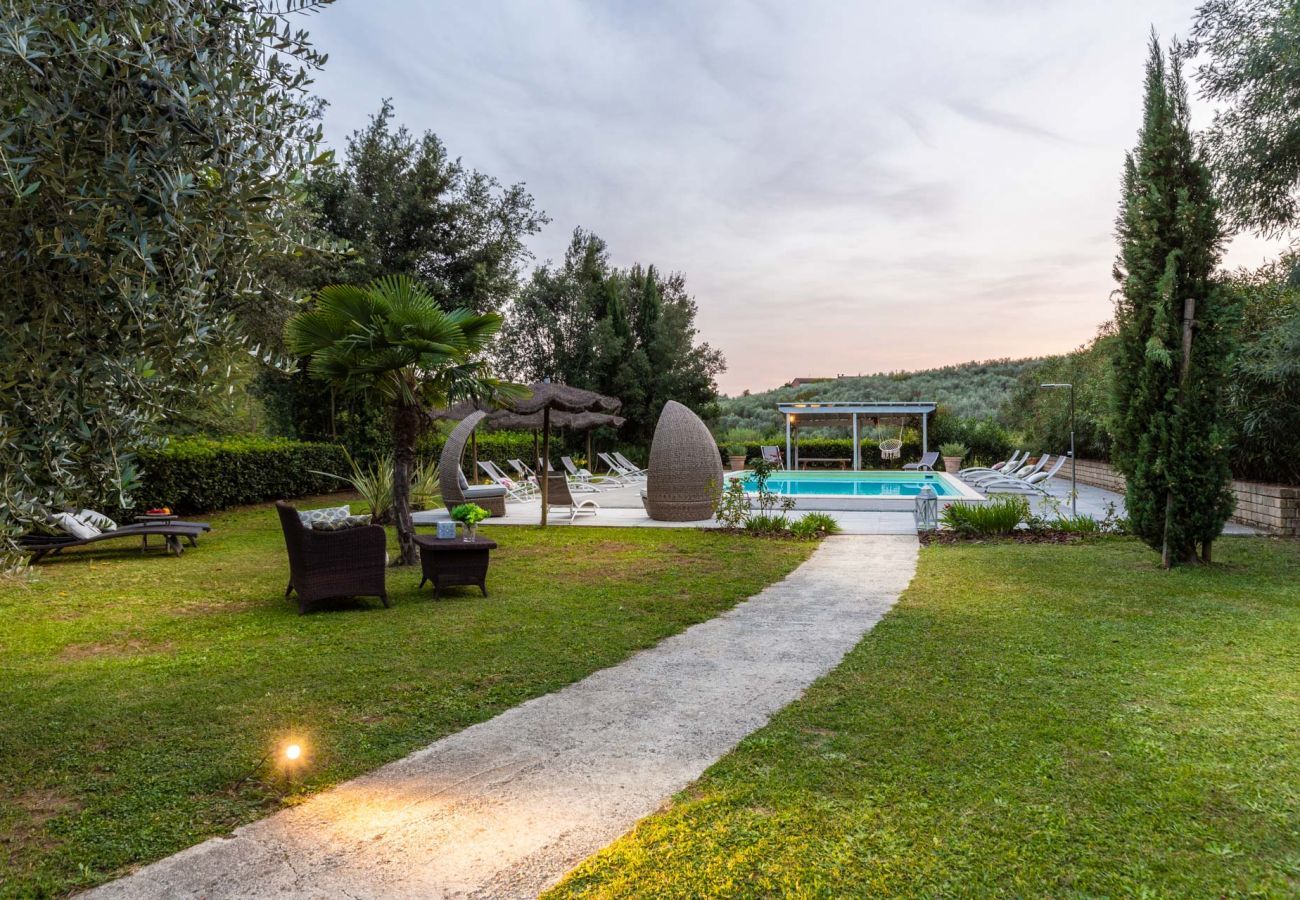 Villa a Lamporecchio - Villa Veranda with shared Pool in a Borgo