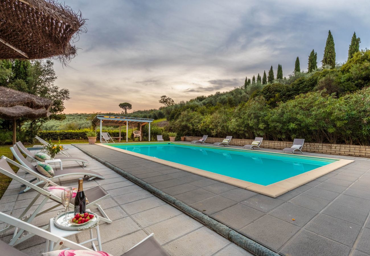 Villa a Lamporecchio - Villa Veranda with shared Pool in a Borgo