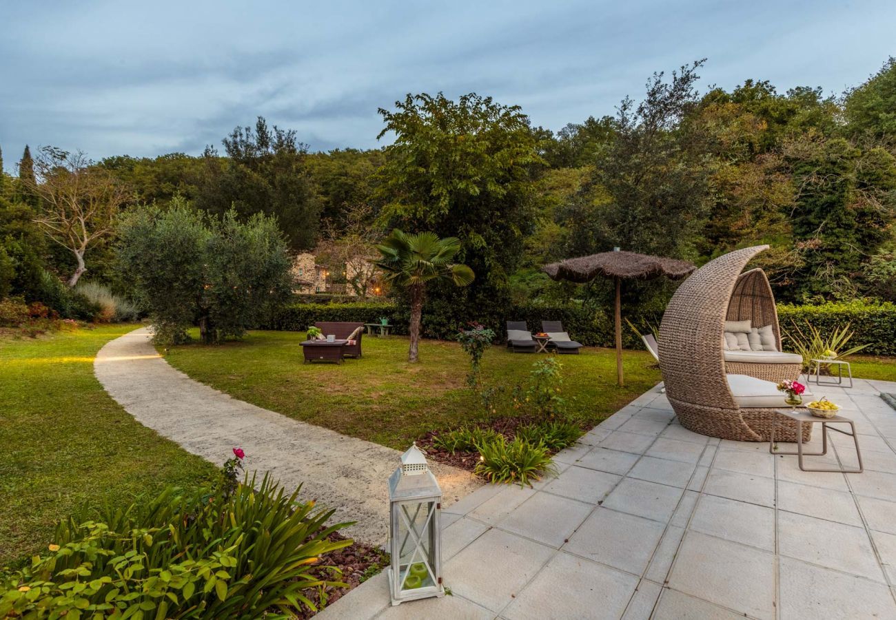 Villa a Lamporecchio - Villa Veranda with shared Pool in a Borgo