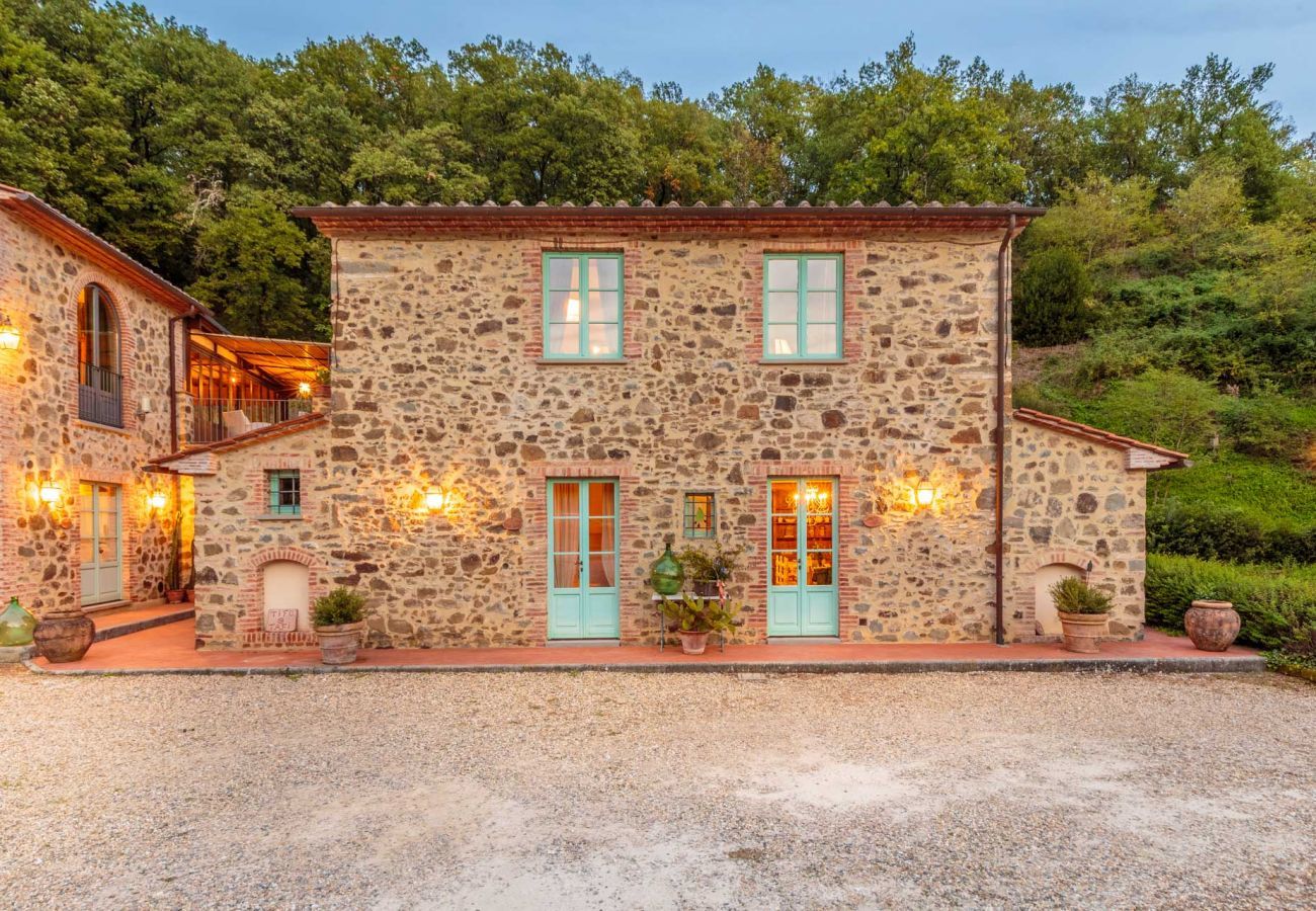 Villa a Lamporecchio - Villa Veranda with shared Pool in a Borgo