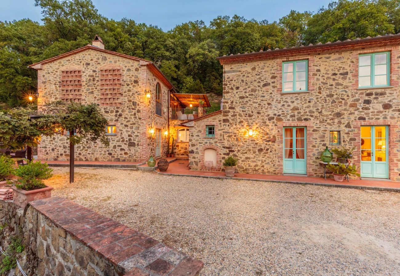 Villa a Lamporecchio - Villa Veranda with shared Pool in a Borgo