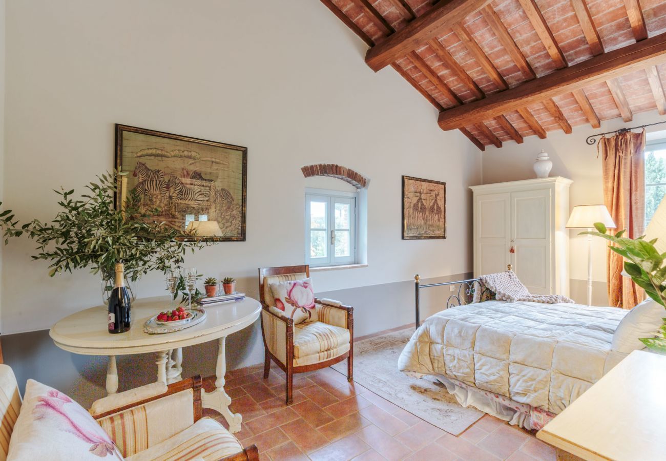 Villa a Lamporecchio - Villa Veranda with shared Pool in a Borgo